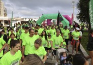 Una 'mareona' verde de 2.000 corazones llenos de solidaridad inunda Gijón
