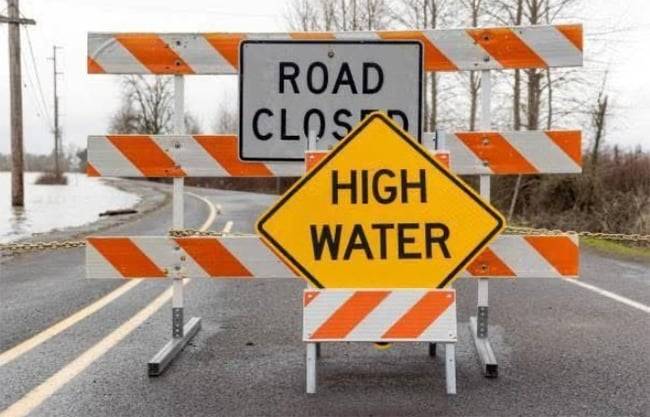 Lluvias obligan al cierre de calles en ciudad y condado