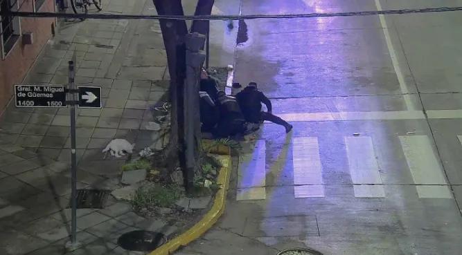Buenos Aires: un hombre denunció un robo y murió asfixiado por oficiales de una patrulla municipal