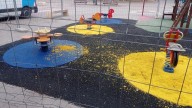 Destrozan el nuevo pavimento de una zona de juegos infantil