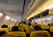Despedida de soltero en un avión acaba en aterrizaje de emergencia e intevención policial: lo que pasó