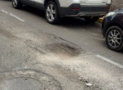 ¿Quién tapa "el hoyo turístico" de la calle Colón que sube al Morro de Arica?