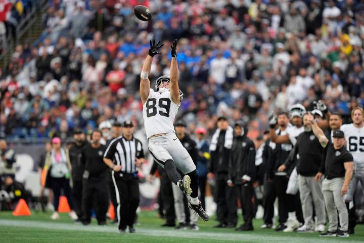 Raiders’ Brock Bowers, Elandon Roberts left Patriots game with injuries