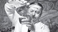 El coctelero judío que fascinó a Coco Chanel y Hemingway (y desafió a los nazis desde la barra del Ritz de París)