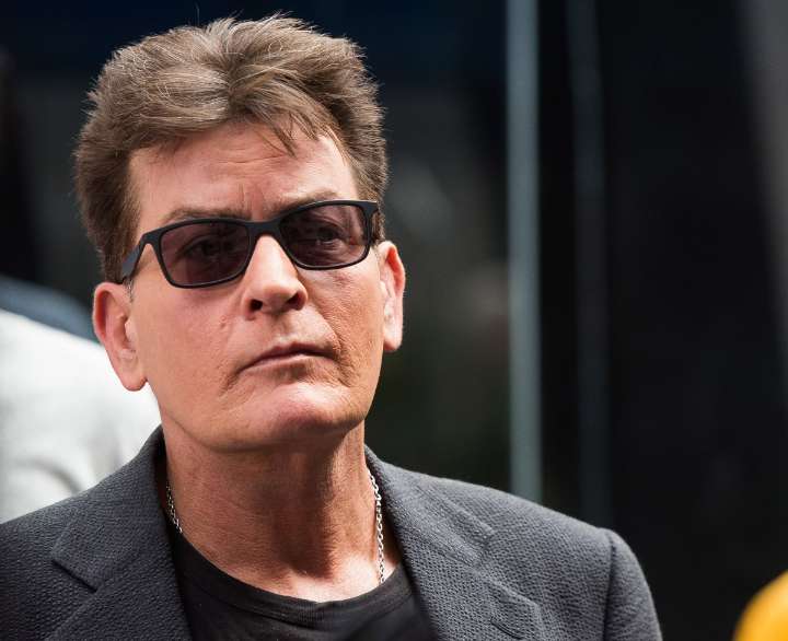 Charlie Sheen admite que aún siente vergüenza por su pasado con las adicciones