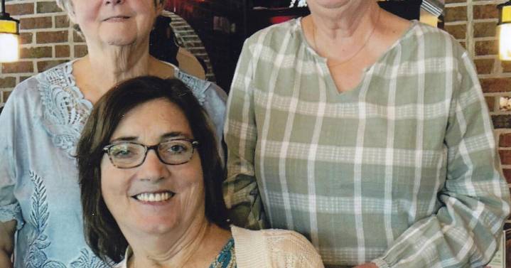 Retired teachers donate to Friends of Hospice