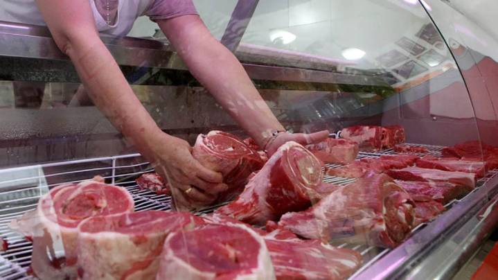 Para la Defensoría del Pueblo la inflación no fue peor en agosto porque bajó la carne