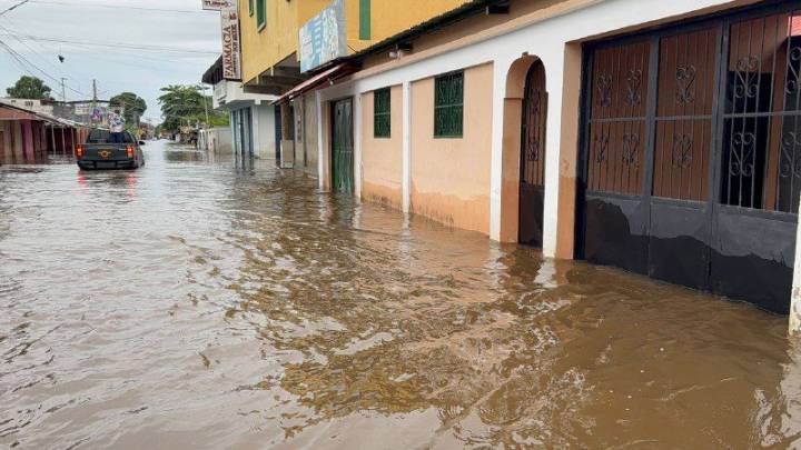 El río se tragó la vía a San Juan de Payara en Apure (Dramático VIDEO)