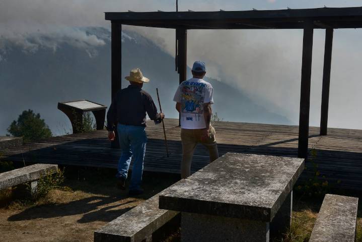 El incendio de Pantón calcina 700 hectáreas y obliga a desalojar tres aldeas en Lugo