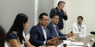 El fiscal Carlos Torres Piña encabezó un encuentro con colectivos, comprometiéndose en actualizar programas de formación y mantener diálogo para asegurar atención digna y accesible