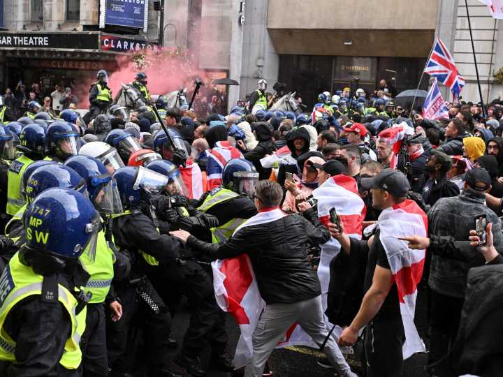Starmer says UK will ‘never surrender’ flag to far