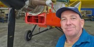 Ocho paracaidistas saltaron de un avión dos minutos antes de que se estrellara: murió el piloto
