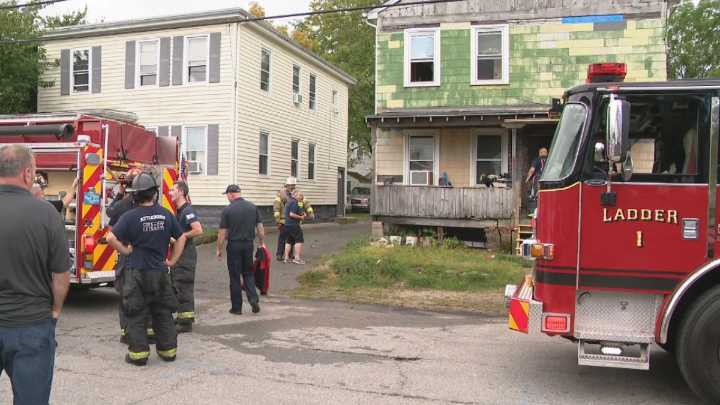 Residente y vecino que intentó ayudar resultan heridos en fuego en Attleborough