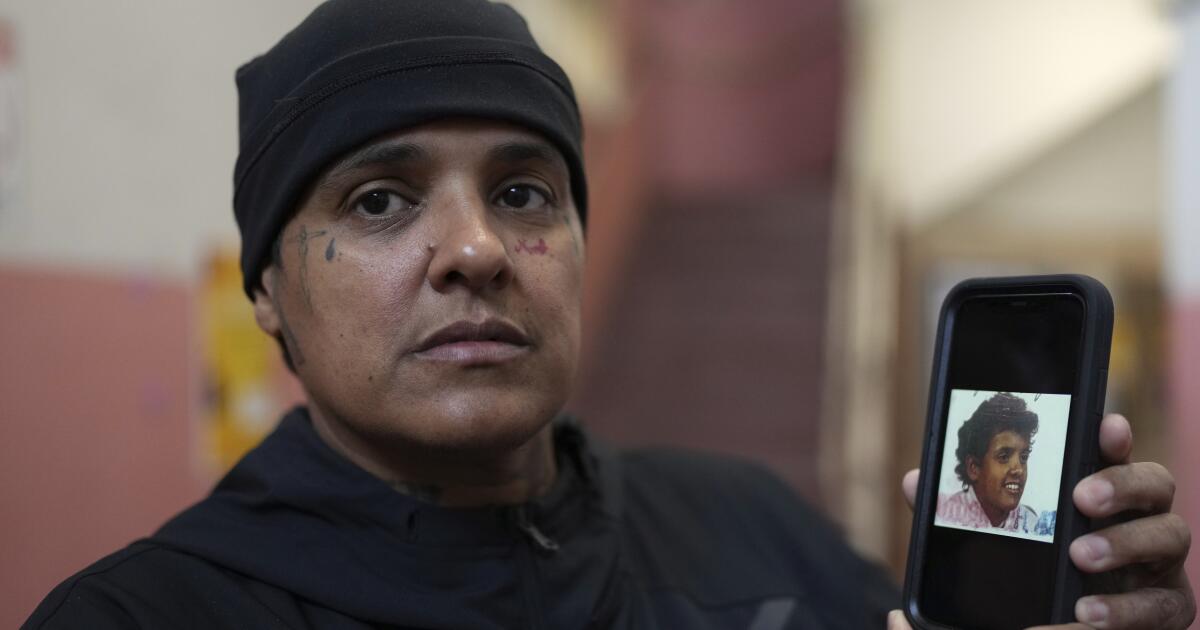 Fue adoptada por un hombre abusivo de EEUU. Décadas después, el ICE la deportó de vuelta a Brasil