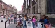 Padres de los 43 normalistas de Ayotzinapa salen desilusionados tras reunión con Sheinbaum