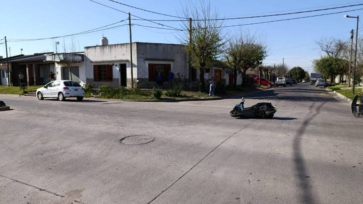 Colisión entre moto y automóvil en General Paz y Avenida Diario La Razón