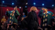 El "Pity" Álvarez cantó un tema de Charly García en un bar en Palermo