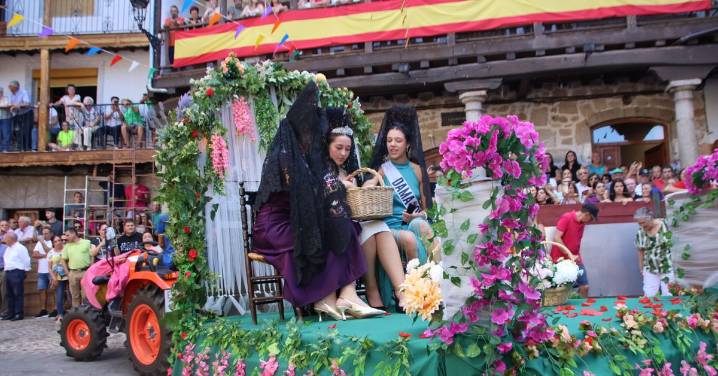 Los disfraces y carrozas desfilan en San Esteban de la Sierra en una tarde donde torea Francisco Montero