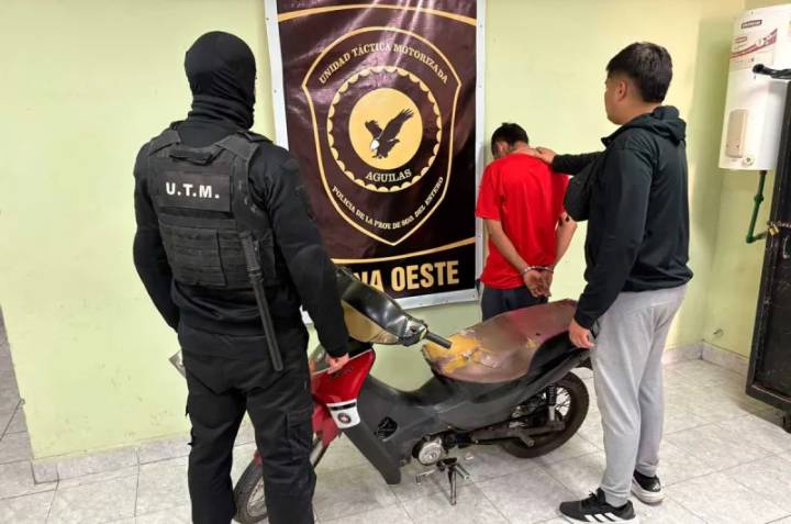 Detienen a un joven con una moto robada en el barrio John Kennedy