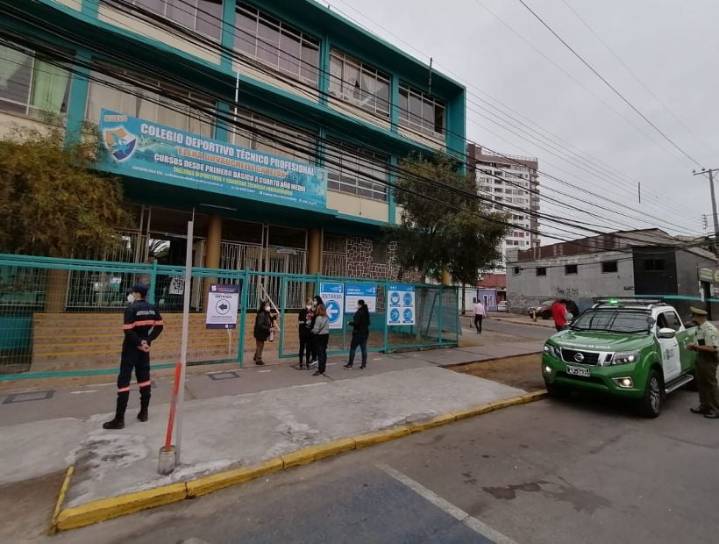 Lo pillaron los profesores: Sorprenden a niño de 13 años con pistola a fogueo en liceo de Iquique