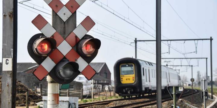 Senators target Tesla FSD over rail crossing risks • The Register