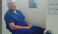 Insólito caso: Cirujano británico se congeló las piernas por un fetiche, terminó amputado y en la cárcel