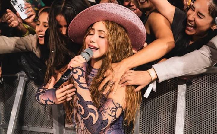 El momento en el que Shakira invoca tormenta y se quiebra en llanto al cantar tema dedicado a Piqué