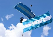 Veintena de paracaidistas emocionan a los asistentes en el 204 aniversario de la independencia