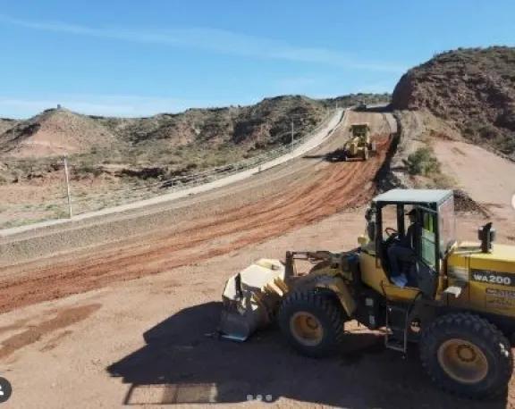 Avanzan los trabajos de pavimentación en la Subida de Los Patrias en Añelo