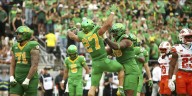 Oregon jumps to No. 4 in AP Top 25