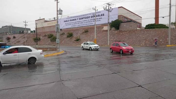 Colocan espectacular para exhibir a socios del bar “República”
