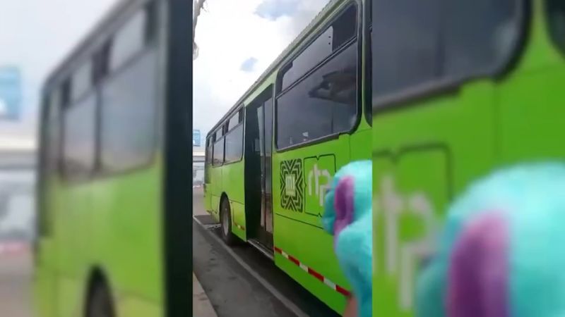 Un policía ayuda a rescatar a una bebé protegida por su abuela en la explosión de un camión de gas en Ciudad de México