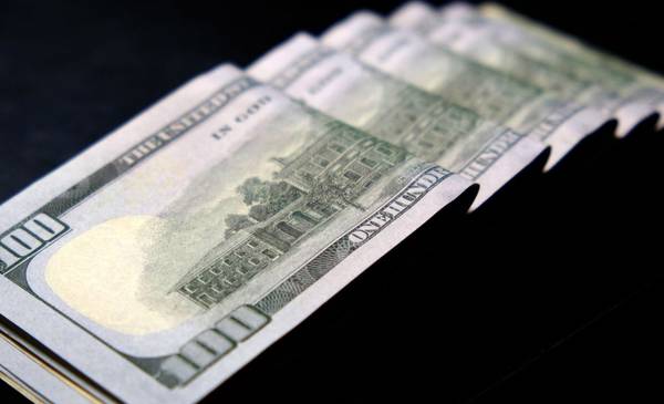 A cuánto cotizan el dólar oficial y el blue este jueves