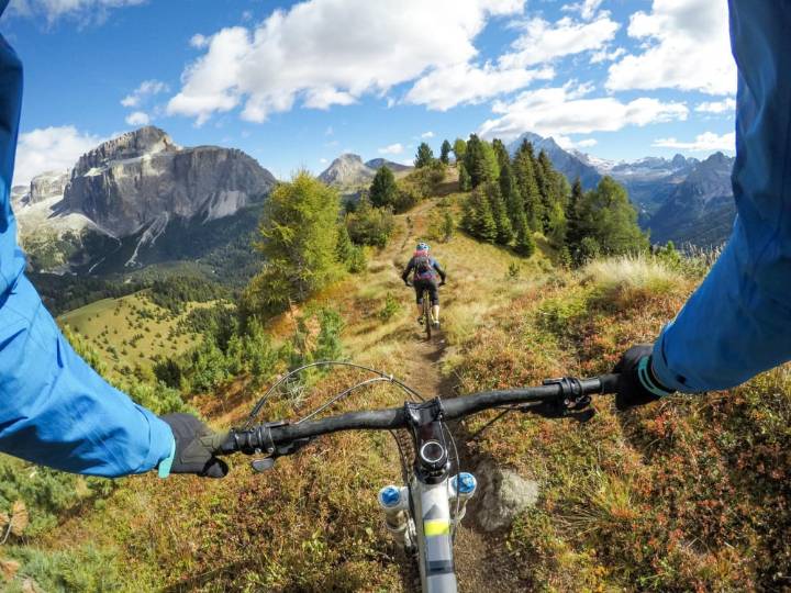 Cicloturismo en la cordillera: rutas y consejos para explorar Colombia en bicicleta Desde ascensos en montaña hasta recorridos por valles, los ciclistas pueden planificar experiencias adaptadas a su c