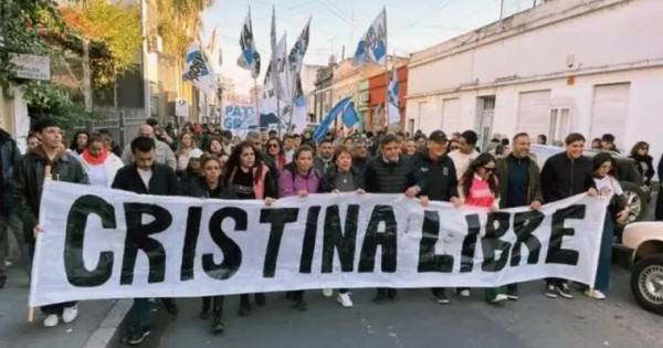 A 100 días de su detención, militantes marchan en apoyo a Cristina Kirchner