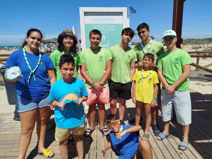Eryteeia cumple 27 años concienciando en la playa de Camposoto