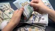 El dólar oficial cotiza a $1.465 y alcanzó su valor más alto desde la liberación del cepo