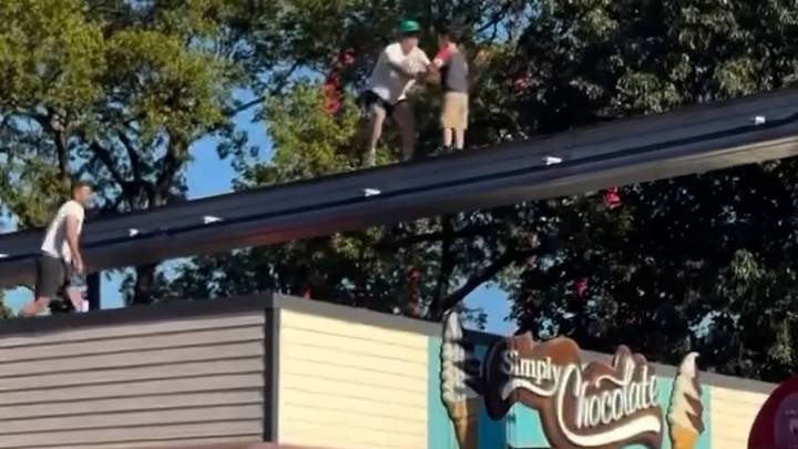 Un menor fue grabado mientras recorría altos rieles de un parque: las imágenes muestran el angustiante momento de su rescate