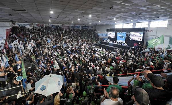 Con sindicalistas, Kicillof llamó a militar: "Vamos a llenar el Congreso"
