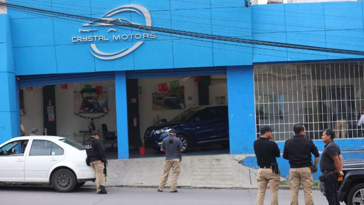 Catean concesionaria de autos por posible fraude en Puebla capital