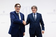 Salvador Illa rompe el aislamiento institucional de Carles Puigdemont con el apretón de manos en Bruselas