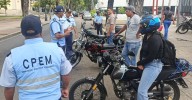 PoliMonagas impulsa la campaña «Si enciendes tu moto, no apagues tu vida»