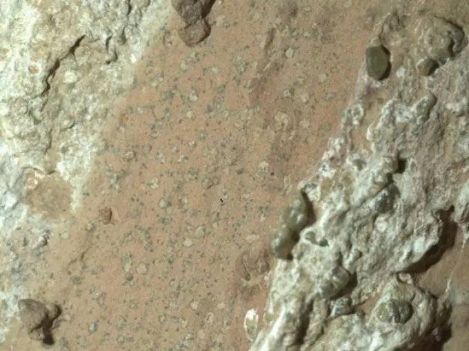 Encuentran posibles señales de vida pasada en Marte en rocas con "manchas de leopardo"