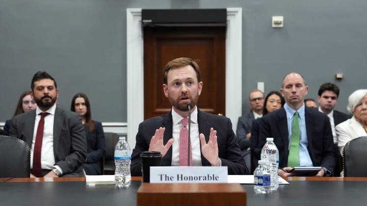 Under Trump, the Federal Trade Commission is abandoning its ban on noncompetes