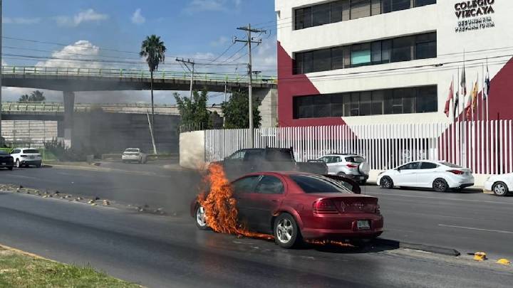 Bebés y adultos que viajaban en auto salen ilesos tras incendiarse en bulevar V. Carranza, Saltillo