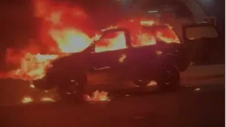 Un auto se incendió en pleno centro y sufrió pérdidas totales