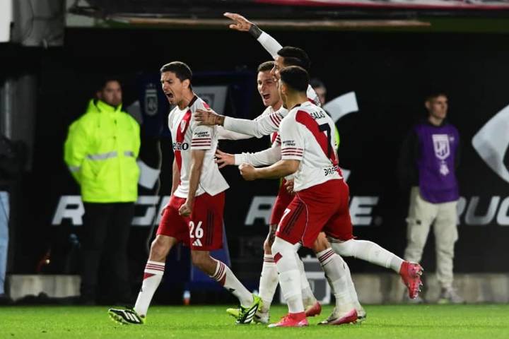 Juega con diez. Los goles de River ante Estudiantes: el cabezazo de Galoppo y el zurdazo de Nacho Fernández