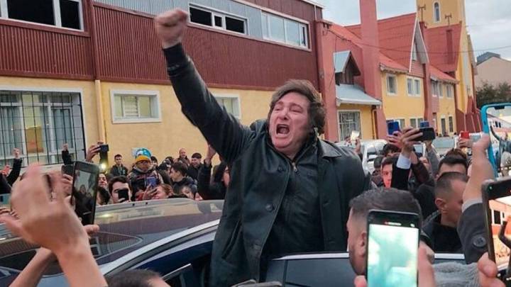 Javier Milei sigue con la gira electoral por las provincias y se pone la campaña al hombro