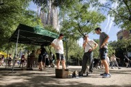 Jugar en la plaza de la Sagrada Familia para reconquistar espacio tomado por los turistas en Barcelona: “Estamos rodeados”