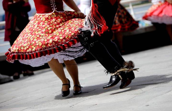 ¿No sabes bailar cueca? plataforma en línea te puede enseñar para lucirte en Fiestas Patrias